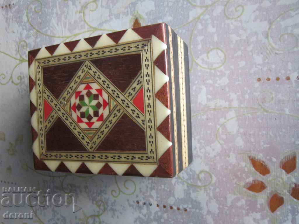 Аукцион Уникална дървена кутия за бижута интаразия седеф Аукцион Уникална дървена кутия за бижута интаразия седеф