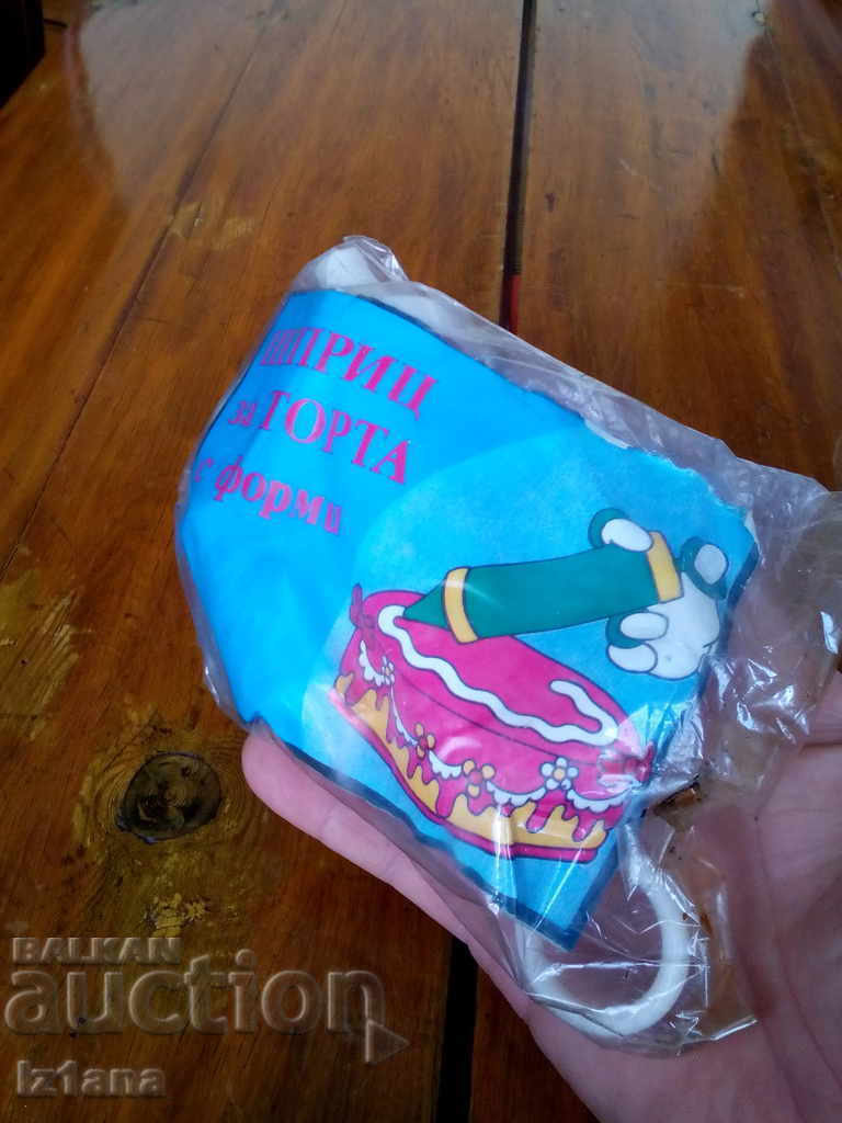 Delivery of Old cake syringe Delivery of Old cake syringe