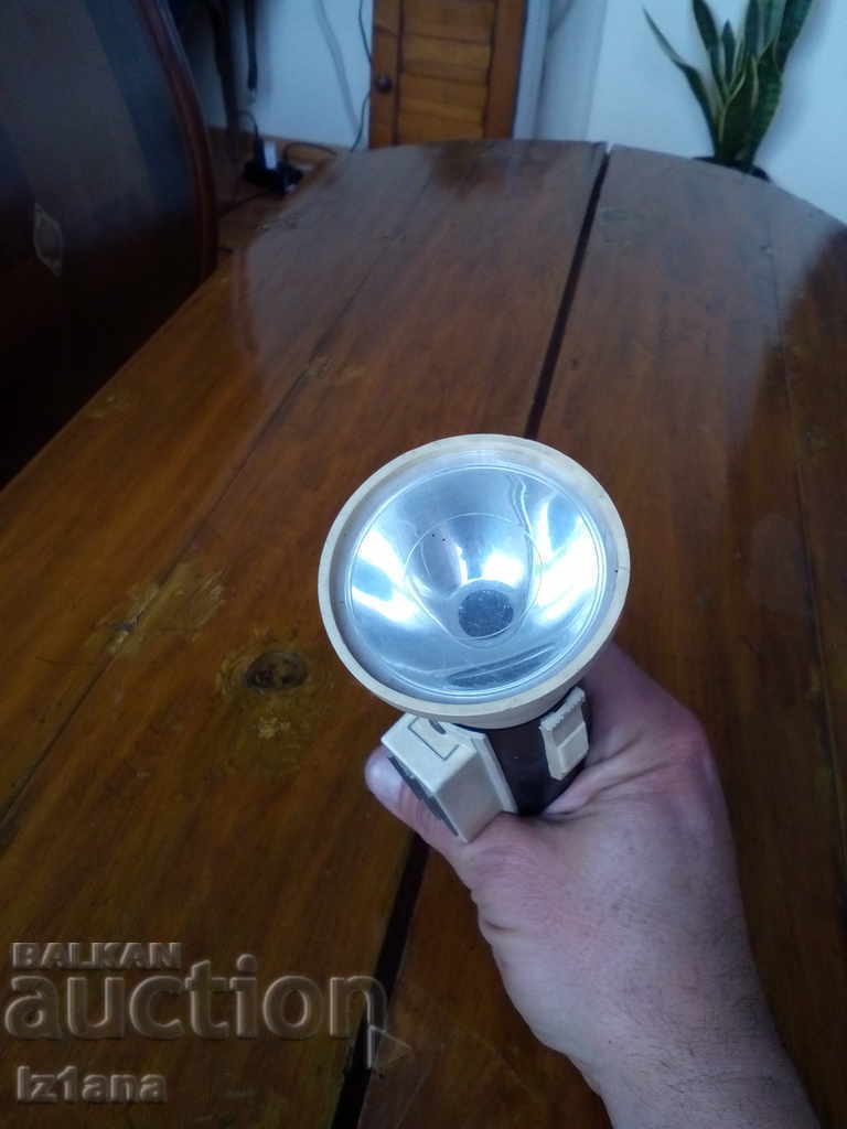 Delivery of An old magnetic lantern, an Artas flashlight