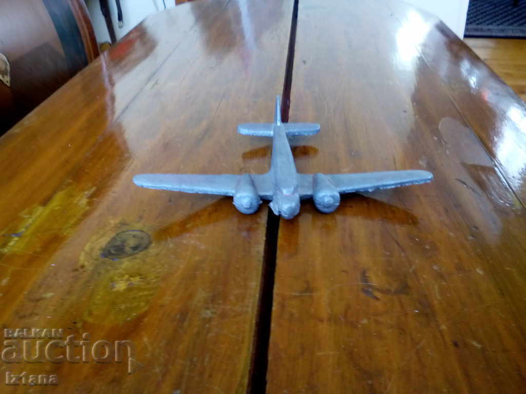 Un avion vechi, un avion cu preț 50.00 BGN | € 25.56 Un avion vechi, un avion cu preț 50.00 BGN | € 25.56