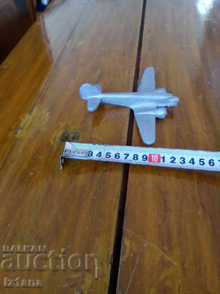 Licitație Un avion vechi, un avion Licitație Un avion vechi, un avion