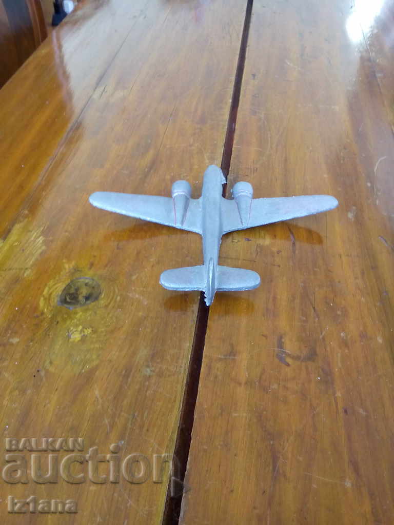 Livrarea Un avion vechi, un avion Livrarea Un avion vechi, un avion