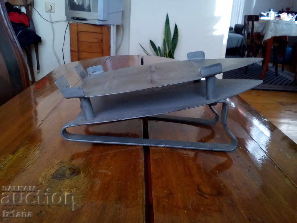 Auction An old iron stand Auction An old iron stand