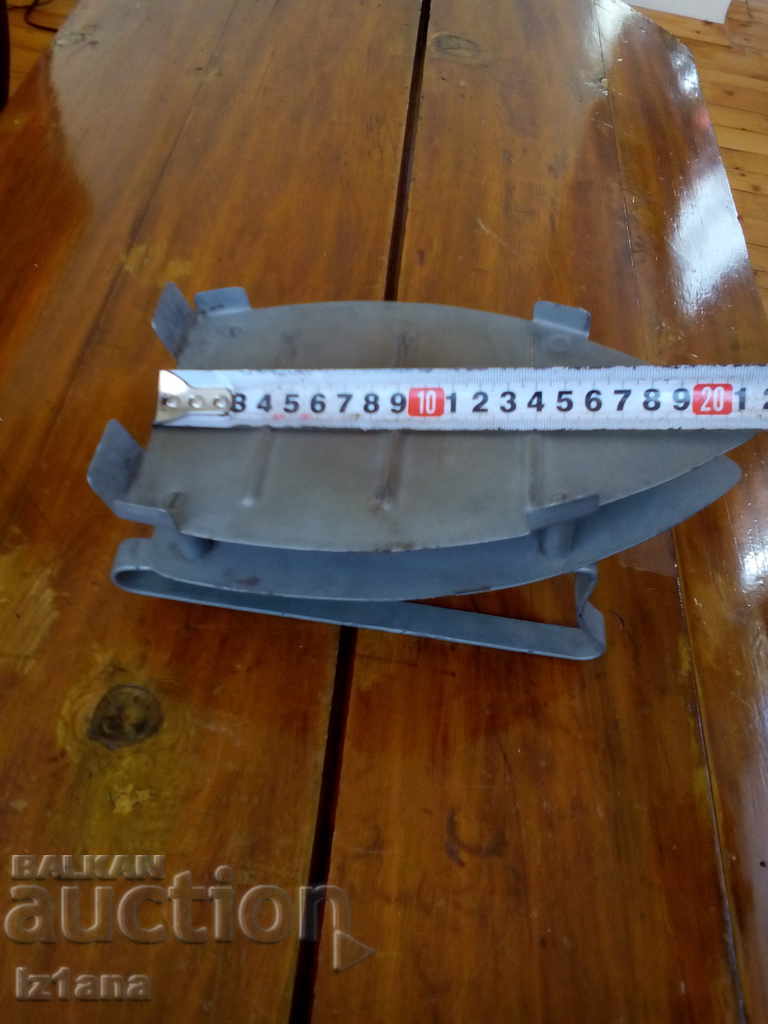 Delivery of An old iron stand Delivery of An old iron stand