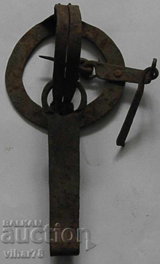 Delivery of Old manual forged trap Delivery of Old manual forged trap