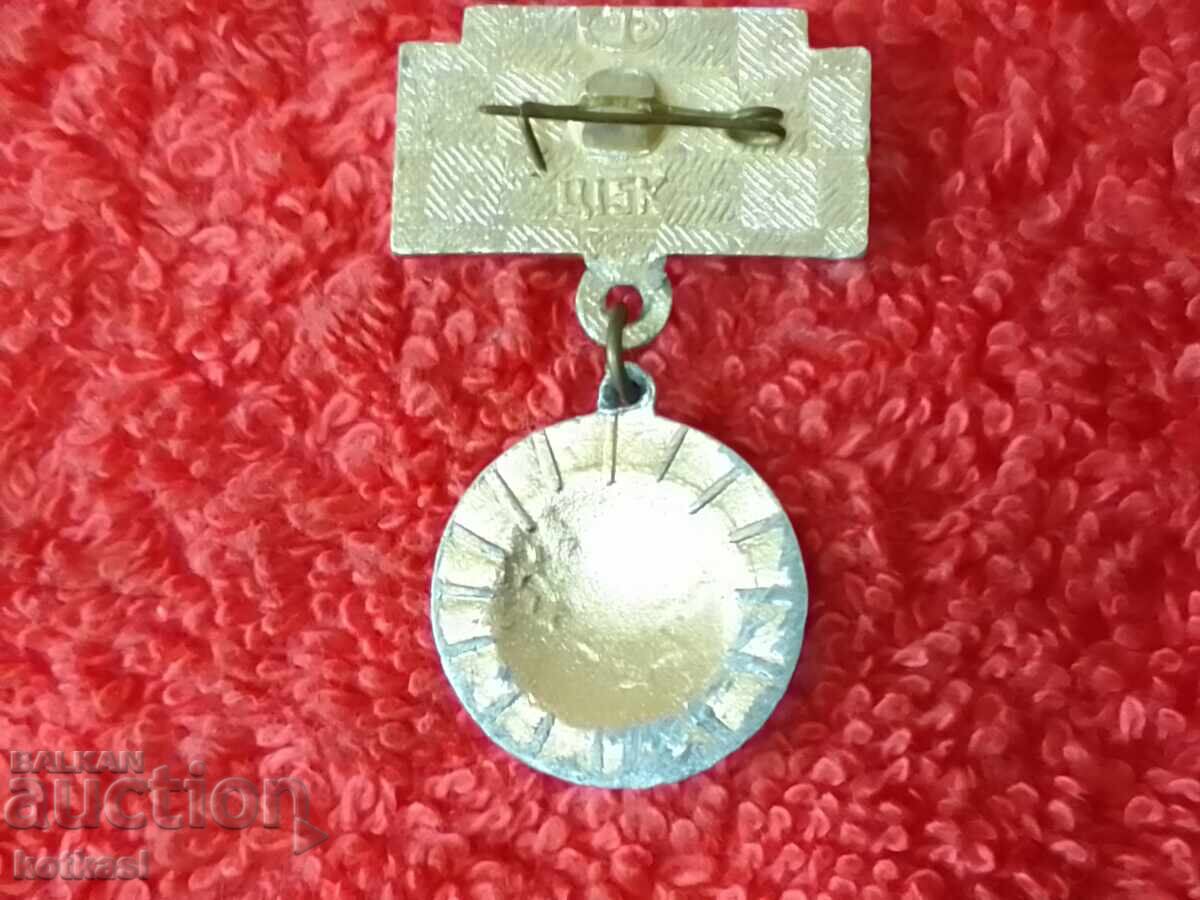 Стара значка носач Ленин с цена 21.00 лв. | € 10.74 Стара значка носач Ленин с цена 21.00 лв. | € 10.74