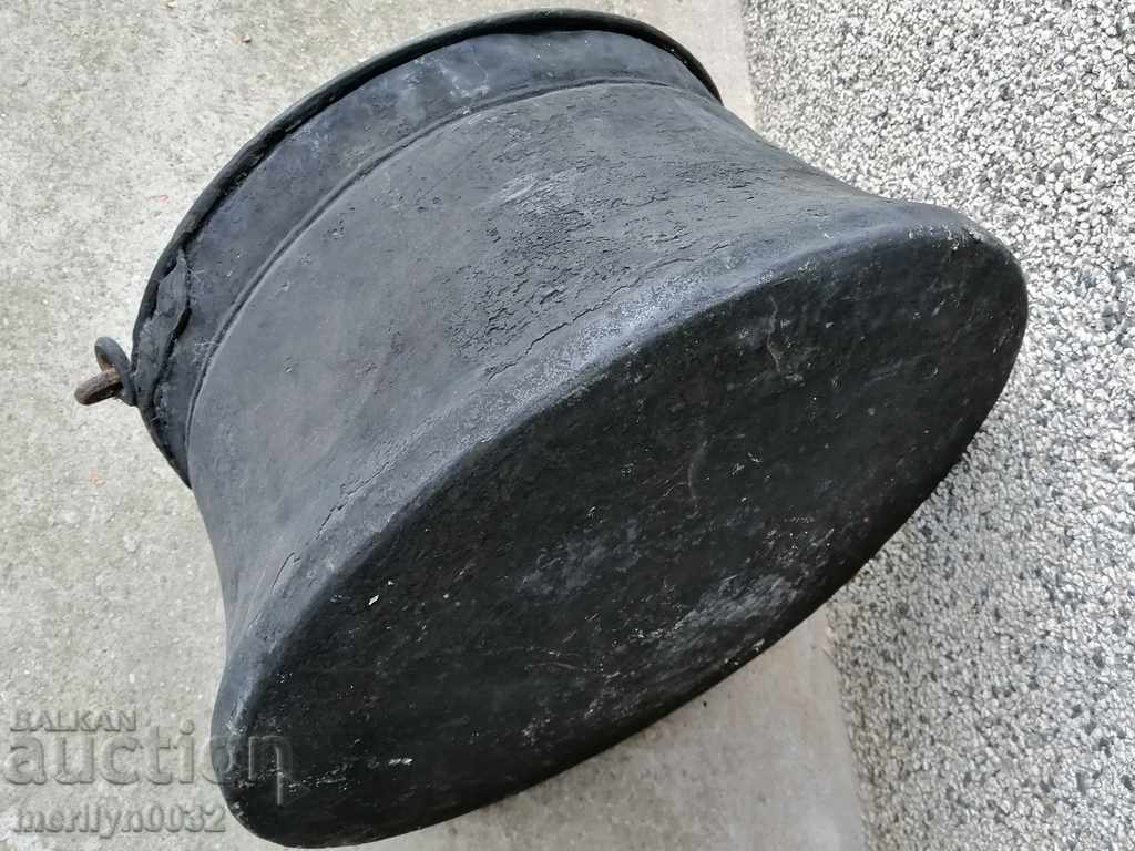 Auction Old harania, a copper pot, a big boiler, a baker, a bumper Auction Old harania, a copper pot, a big boiler, a baker, a bumper