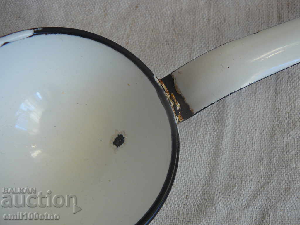 Стар емайлиран черпак с цена 5.00 лв. | € 2.56 Стар емайлиран черпак с цена 5.00 лв. | € 2.56