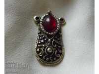 Αναγεννησιακό ασημένιο μενταγιόν με κόκκινο κεχριμπάρι