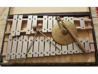 Музикален ударен инструмент ксилофон с палки и чинел