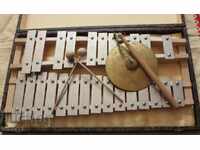 Μουσικό κρουστό ξυλόφωνο με μπαστούνια και κύμβαλο