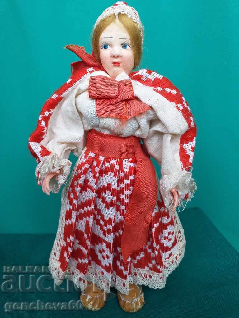 Livrarea Păpușă veche rusă cu costum Livrarea Păpușă veche rusă cu costum