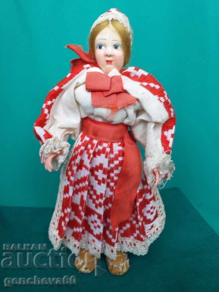Păpușă veche rusă cu costum Păpușă veche rusă cu costum