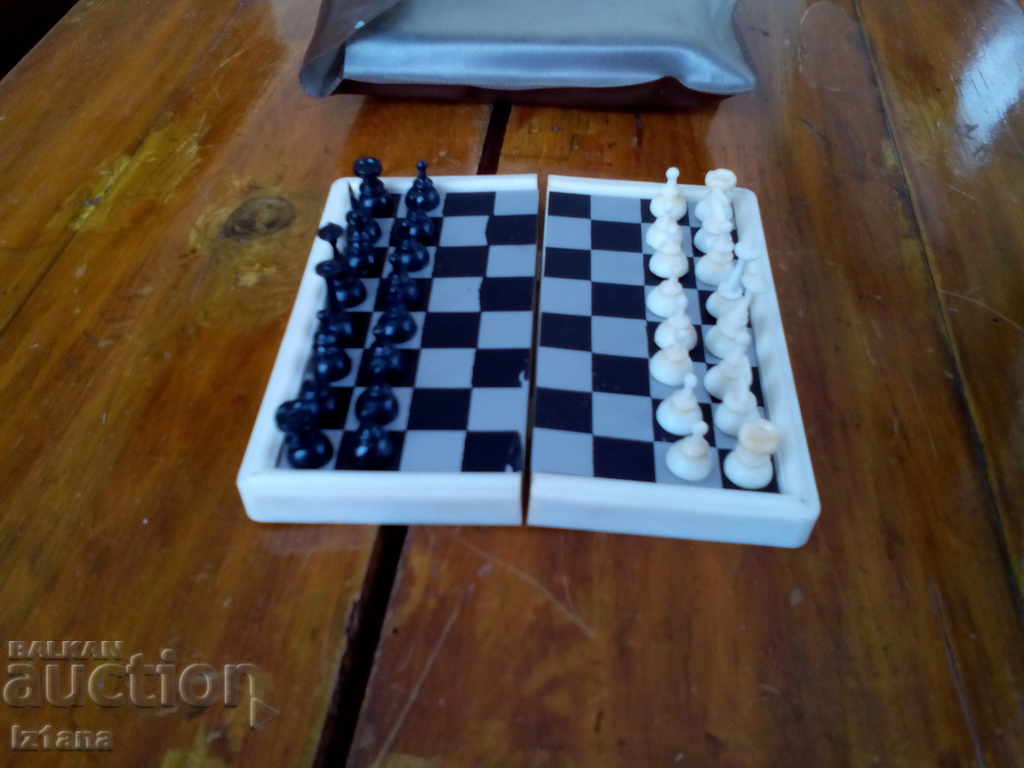 Delivery of Old magnetic chess Delivery of Old magnetic chess