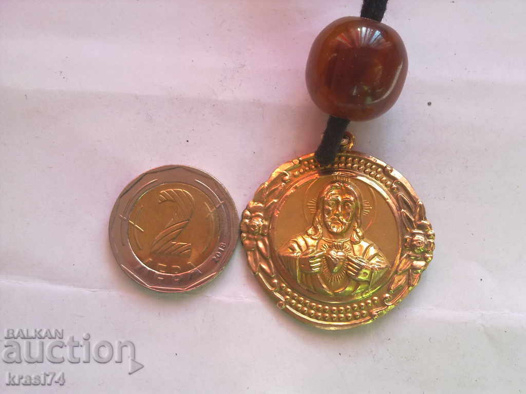 Livrarea Un încuietoare mare este de aur și argint