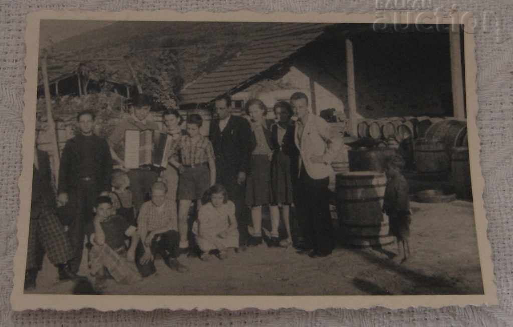 SATUL KRICHIM PUNCT DE PRELUCRARE A CĂPȘUNILOR 1943 FOTOGRAFIE SATUL KRICHIM PUNCT DE PRELUCRARE A CĂPȘUNILOR 1943 FOTOGRAFIE