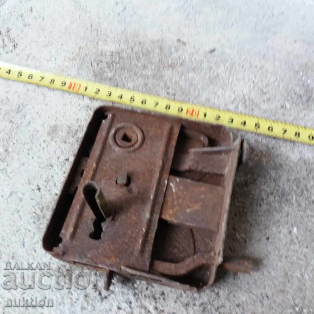 СТАРА МАСИВНА КОВАНА БРАВА с цена 2.99 лв. | € 1.53