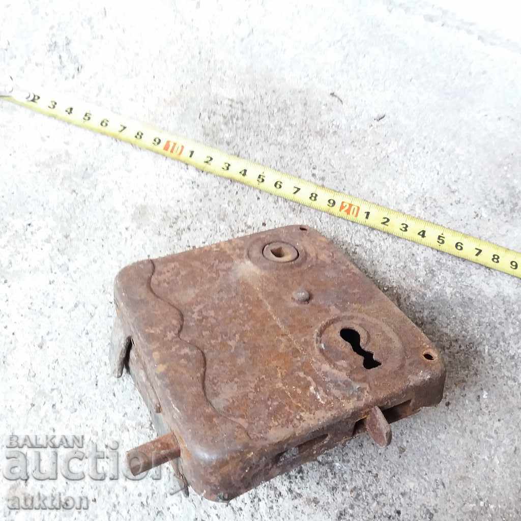 Доставка на СТАРА МАСИВНА КОВАНА БРАВА