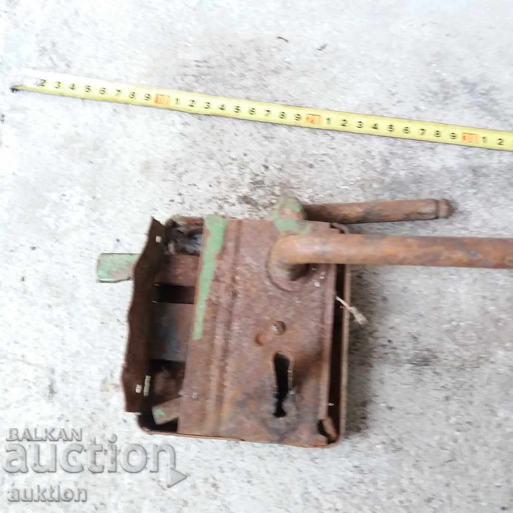 Delivery of OLD FORGED MASSIVE LOCK Delivery of OLD FORGED MASSIVE LOCK
