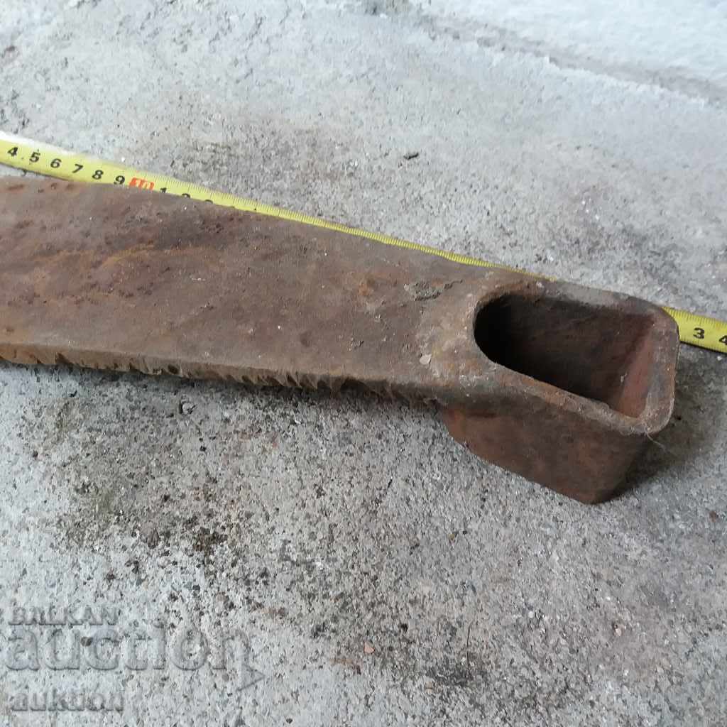 Delivery of OLD MASSIVE WROUGHT IRON FOR STONING Delivery of OLD MASSIVE WROUGHT IRON FOR STONING