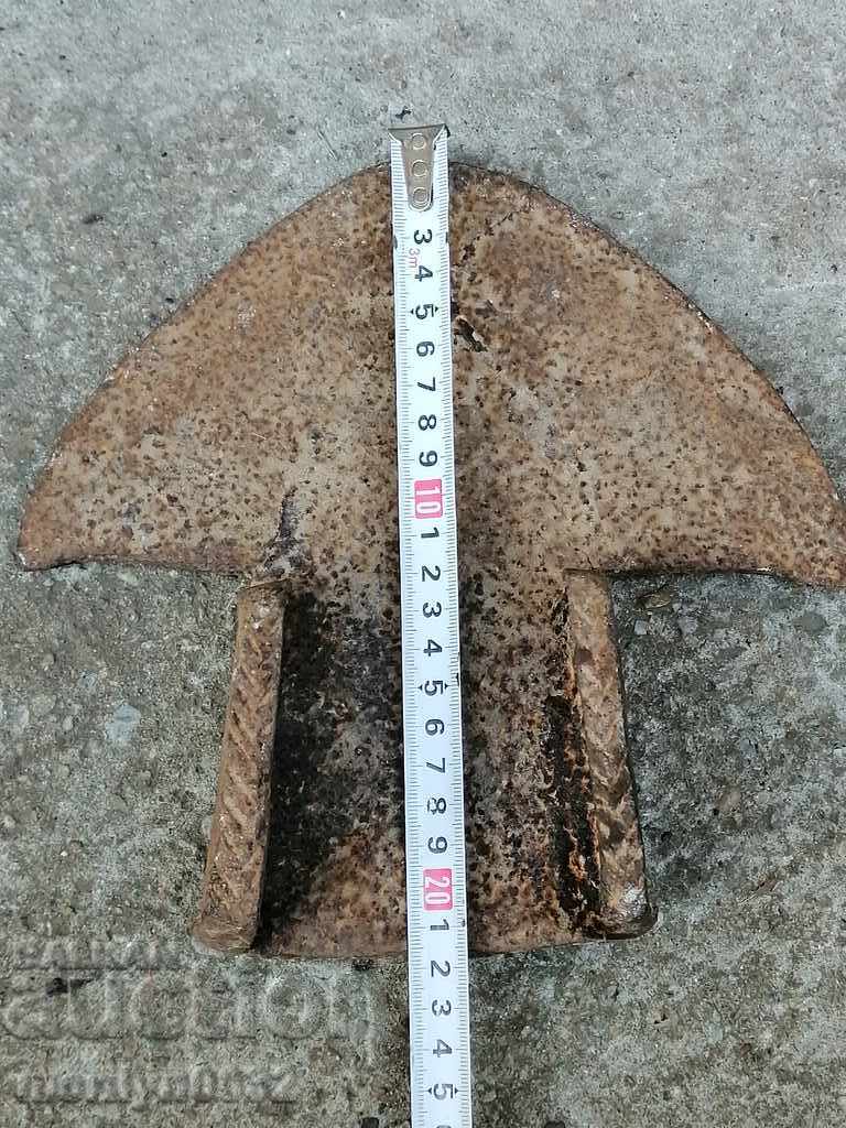 Delivery of Forged top of a plowing cast iron for a primitive iron