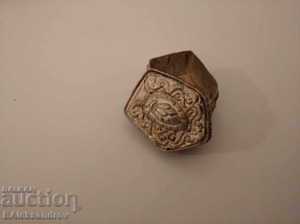 Auction Chopped snuff box Auction Chopped snuff box