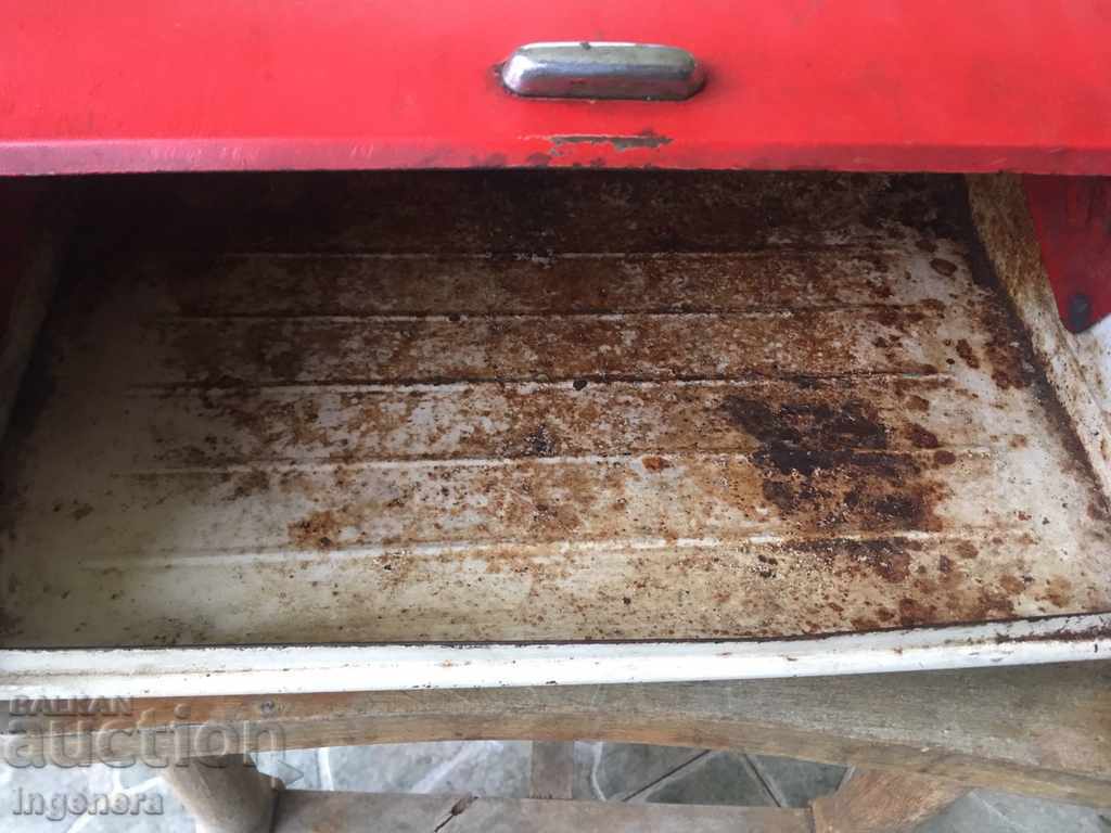 Auction  METAL BREAD BOX