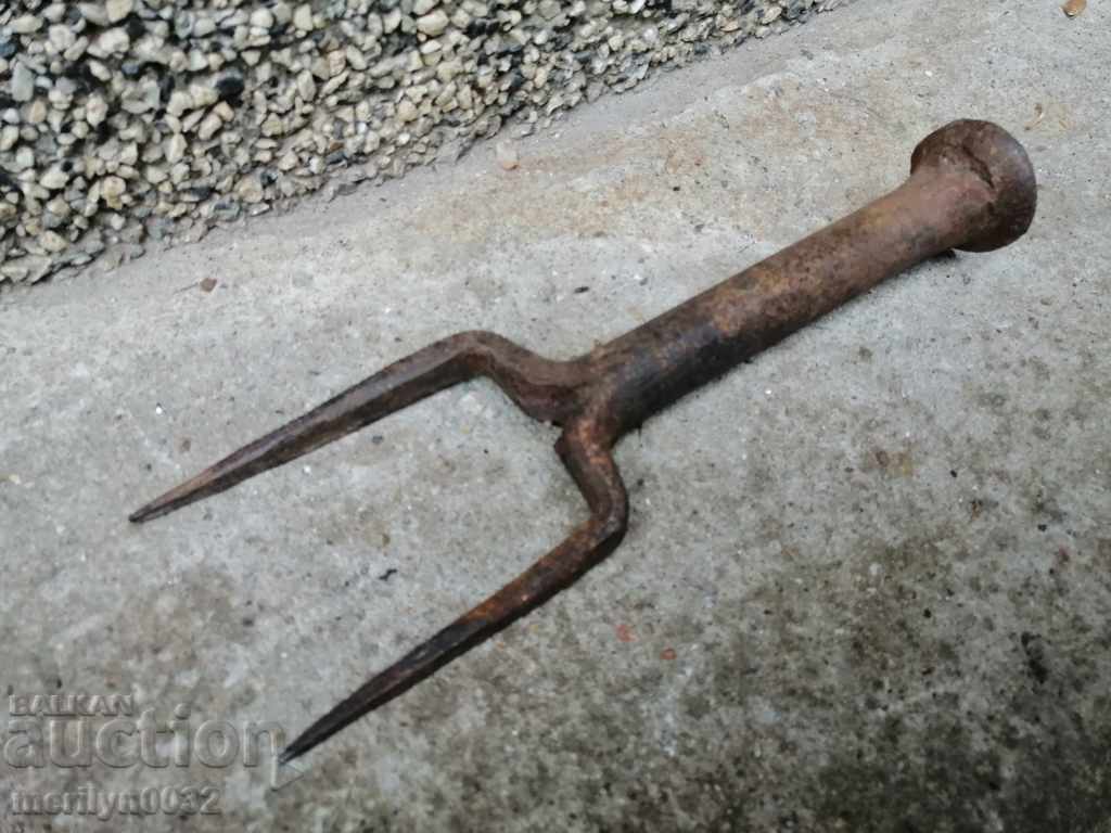 Auction Old hand forged anvil for hair peeling Auction Old hand forged anvil for hair peeling