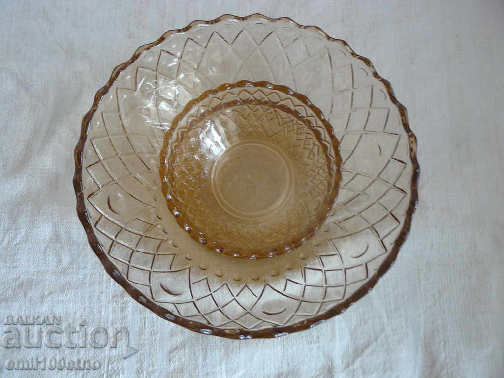 Auction Fruit and 2 nuts for the old colored glass Auction Fruit and 2 nuts for the old colored glass