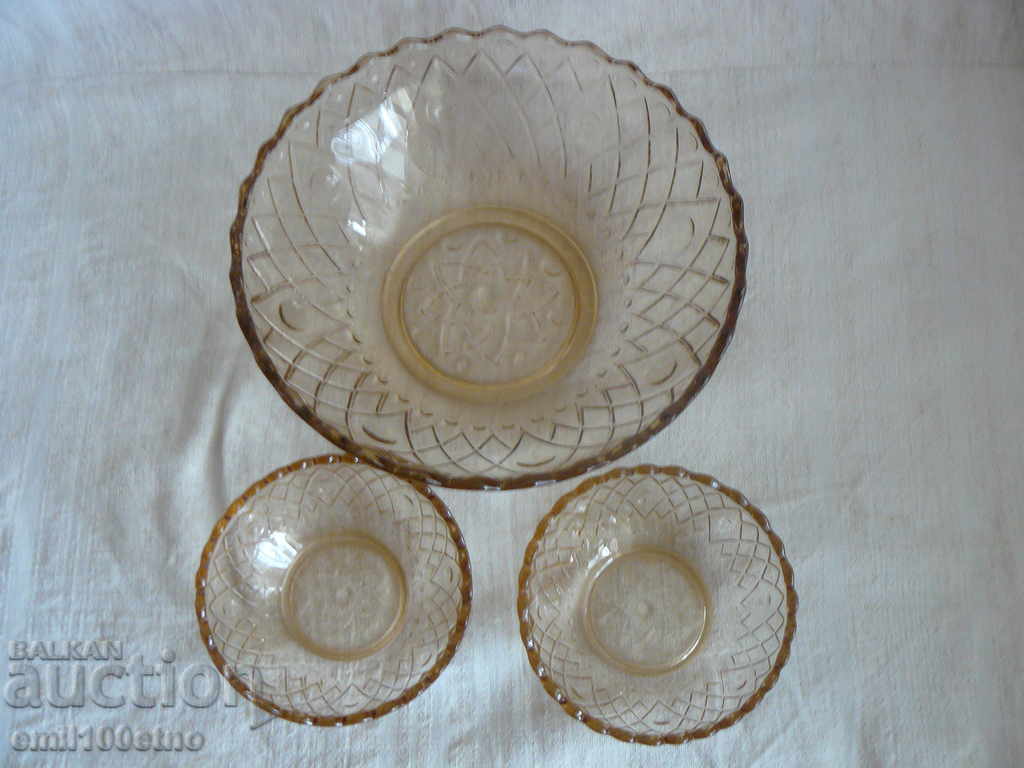 Delivery of Fruit and 2 nuts for the old colored glass Delivery of Fruit and 2 nuts for the old colored glass