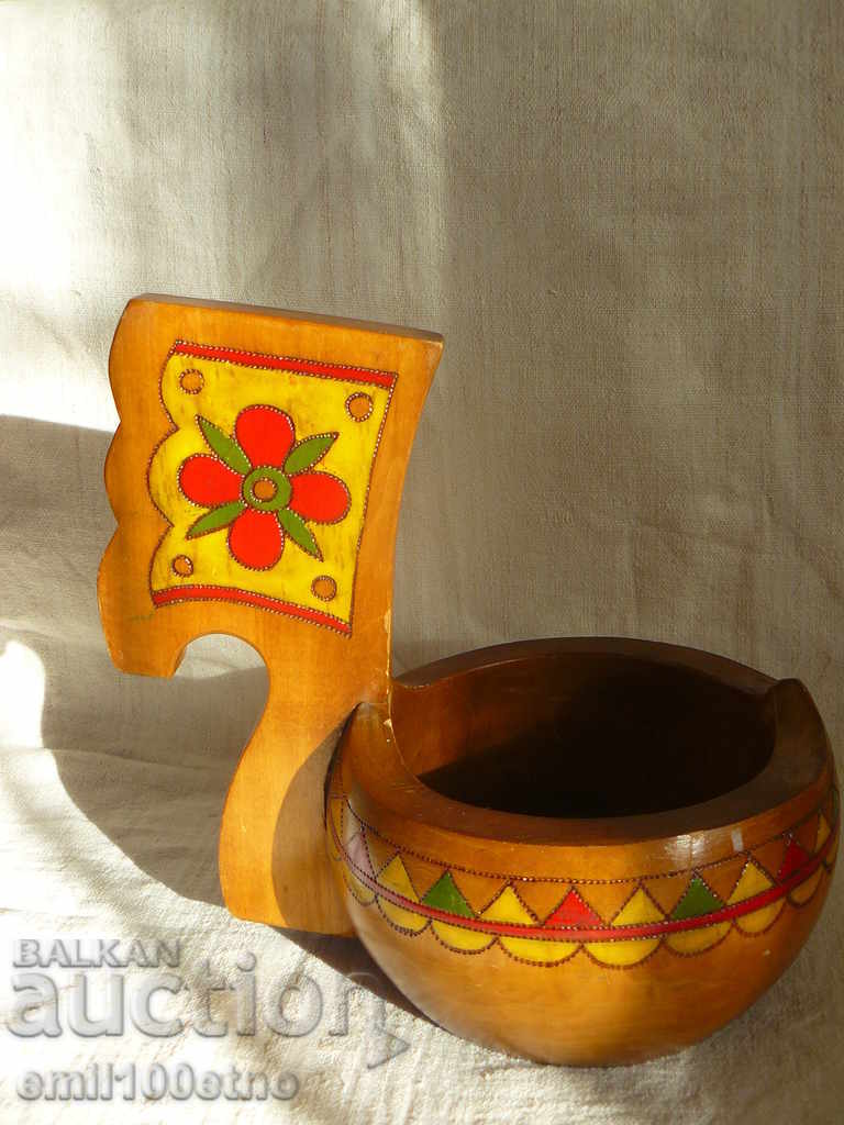 Auction A large traditional wooden Russian cup - a vessel shaped bowl Auction A large traditional wooden Russian cup - a vessel shaped bowl
