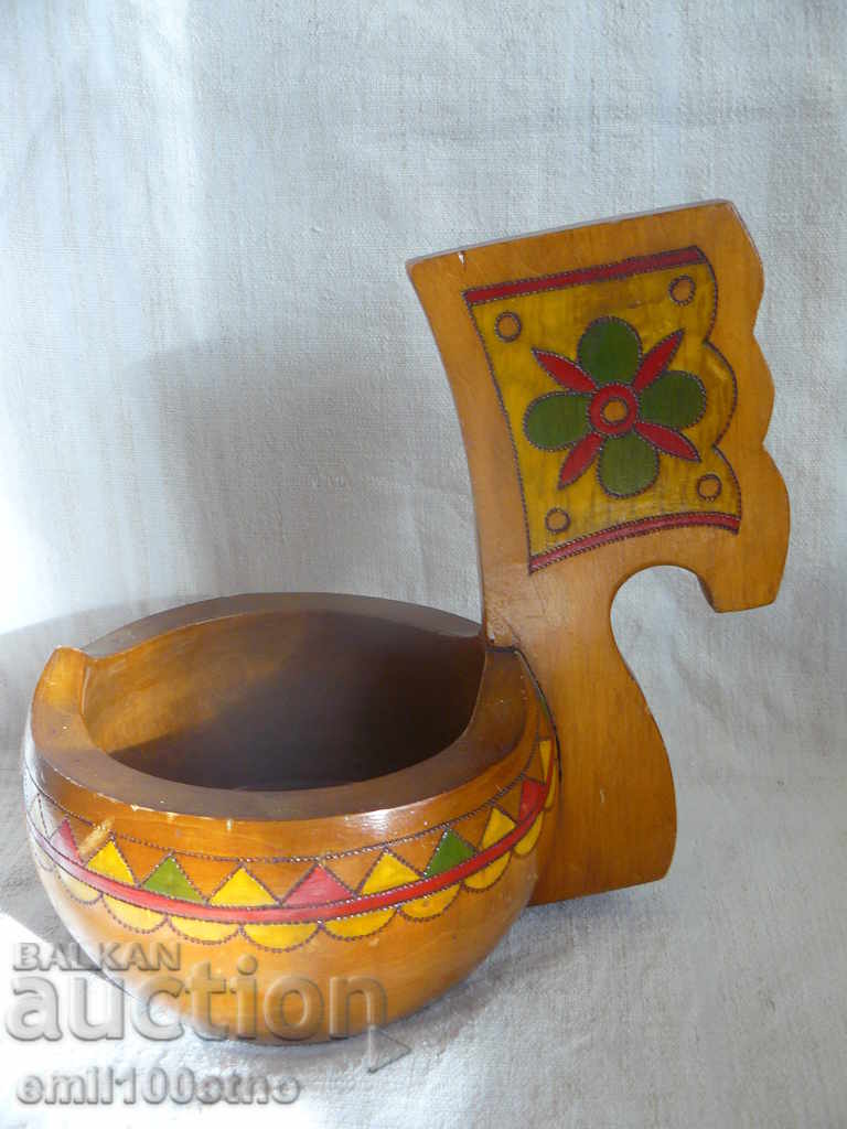 Delivery of A large traditional wooden Russian cup - a vessel shaped bowl Delivery of A large traditional wooden Russian cup - a vessel shaped bowl