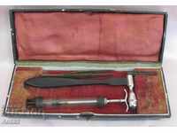 Set de ciocan și seringă medicală antică din secolul XIX