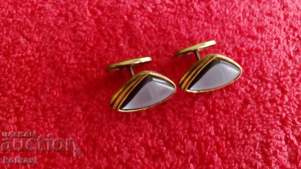 Butoane vechi cu butoane cu preț 6.50 BGN | € 3.32 Butoane vechi cu butoane cu preț 6.50 BGN | € 3.32