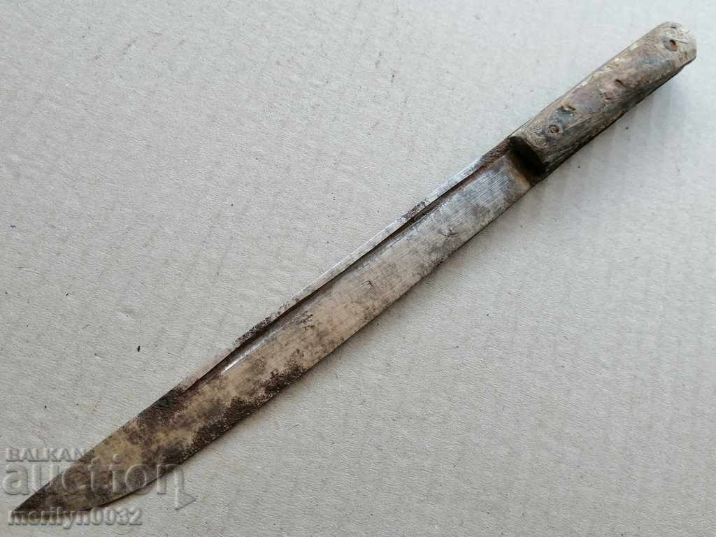 An old knife with buffalo horns primitive with price 49.00 BGN | € 25.05 An old knife with buffalo horns primitive with price 49.00 BGN | € 25.05