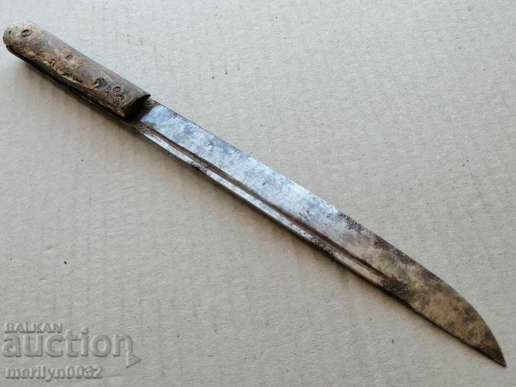 Стар нож с чирени от биволски рог примитив