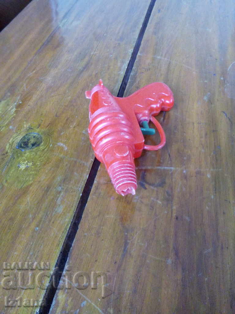 O arma veche de apă, o jucărie cu preț 3.00 BGN | € 1.53