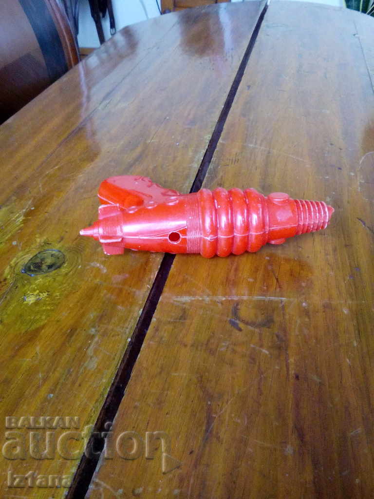 Licitație O arma veche de apă, o jucărie