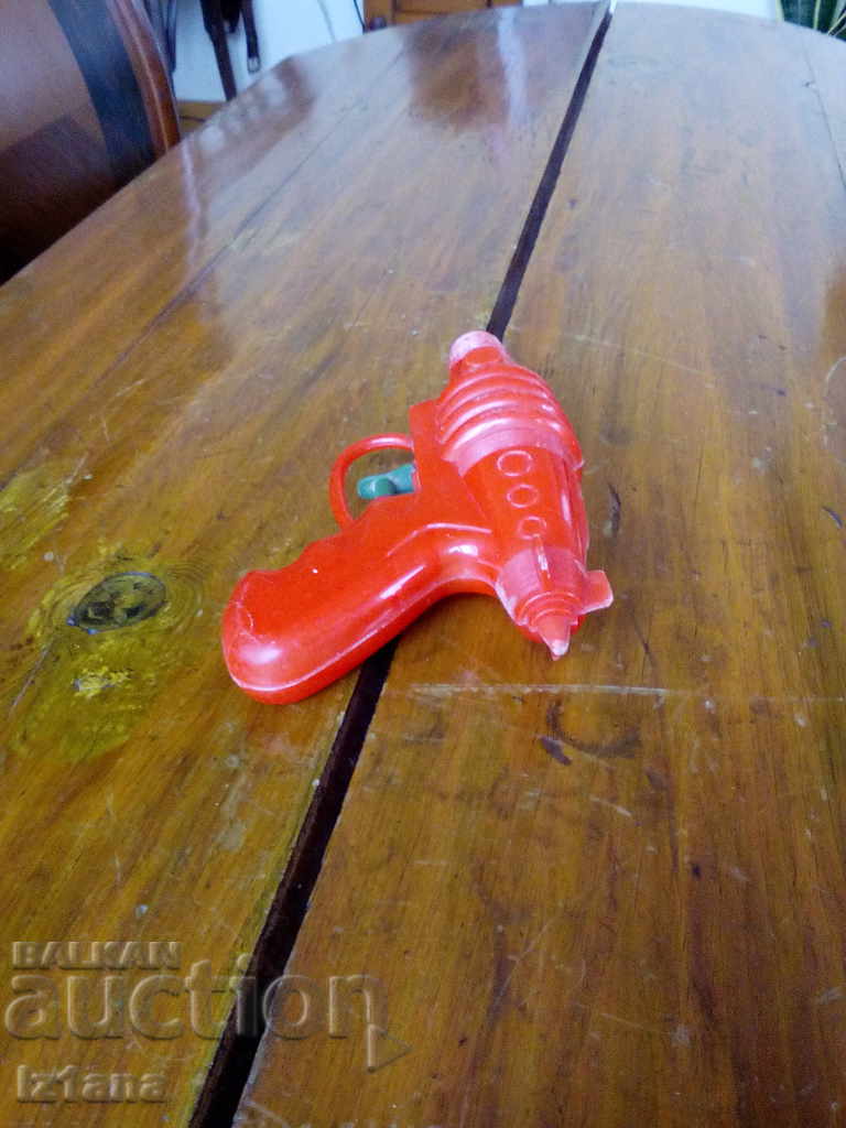 Livrarea O arma veche de apă, o jucărie