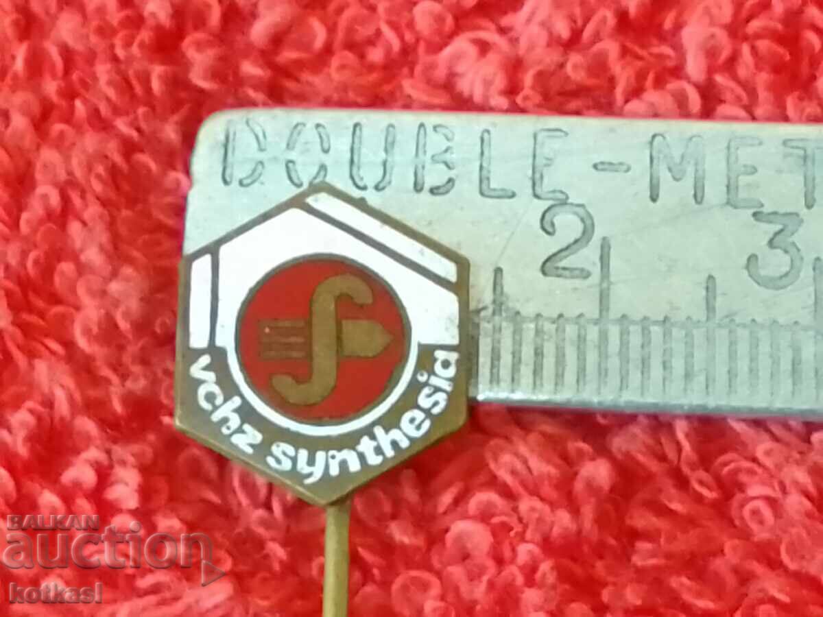 Old metal bronze pin badge Old metal bronze pin badge