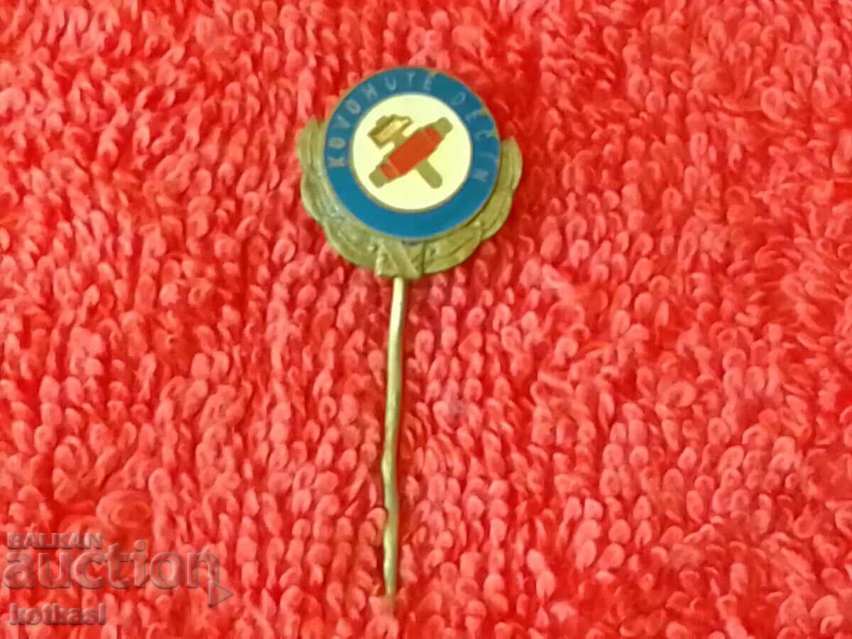 Old metal bronze pin badge - 5 Old metal bronze pin badge - 5