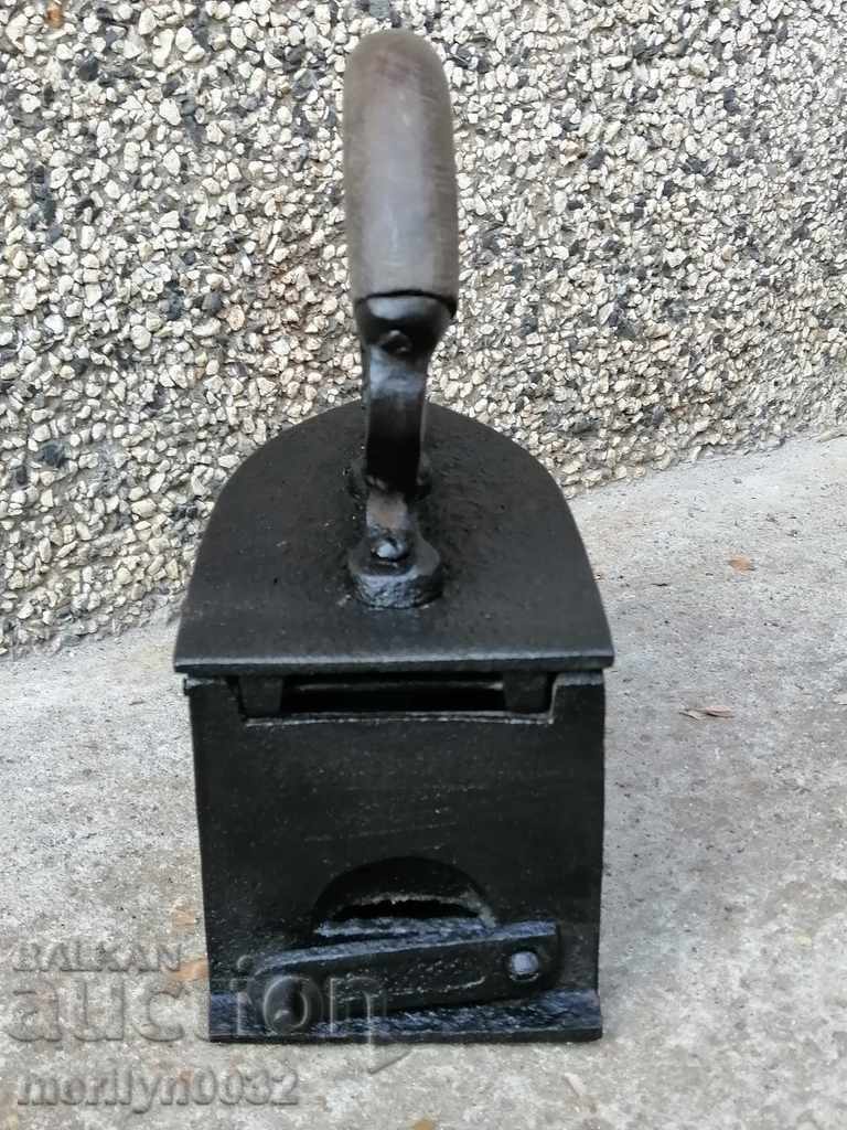 Παράδοση Παλιά σιδήρου στην πυρκαγιά Παράδοση Παλιά σιδήρου στην πυρκαγιά