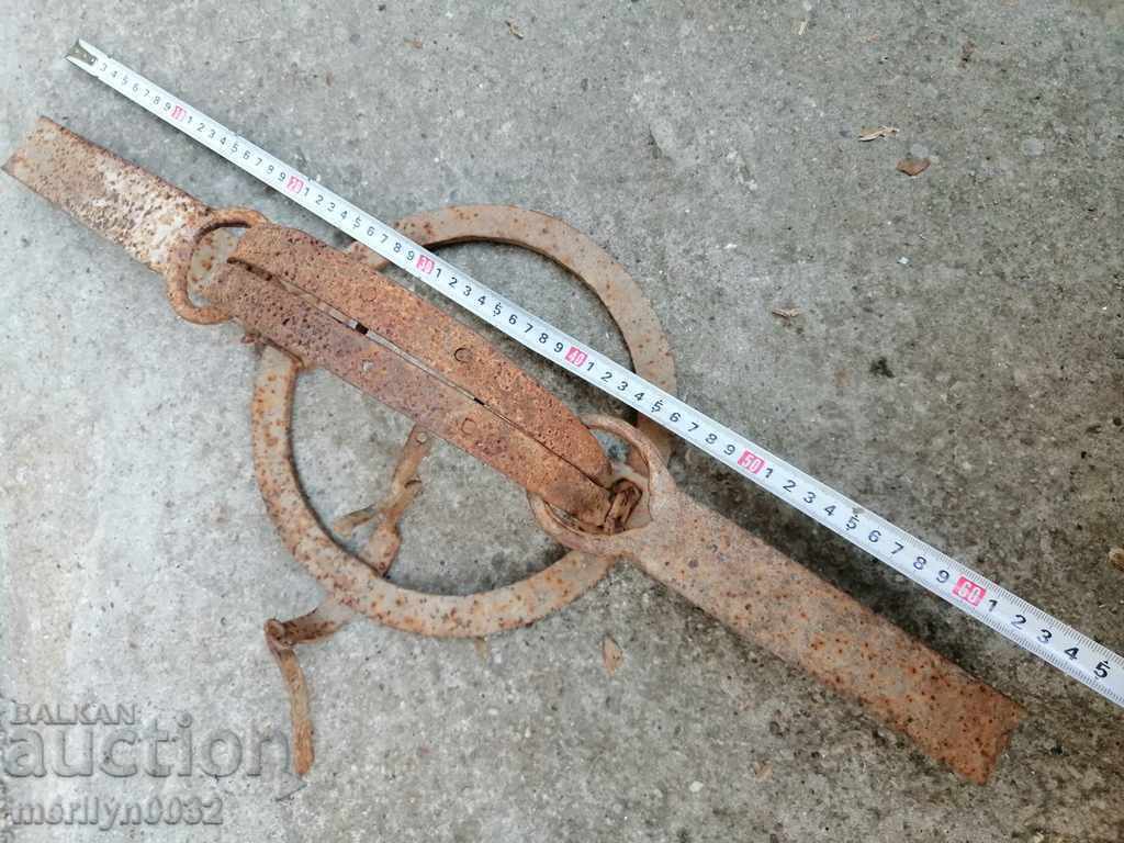 Auction Hand forged wrought iron trap Auction Hand forged wrought iron trap