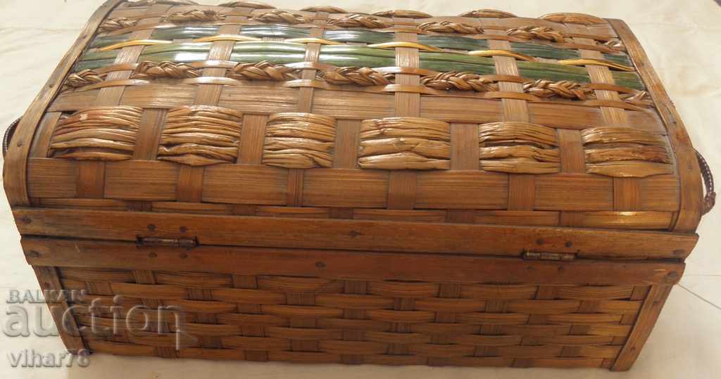 Delivery of box can be locked with two padlocks Delivery of box can be locked with two padlocks