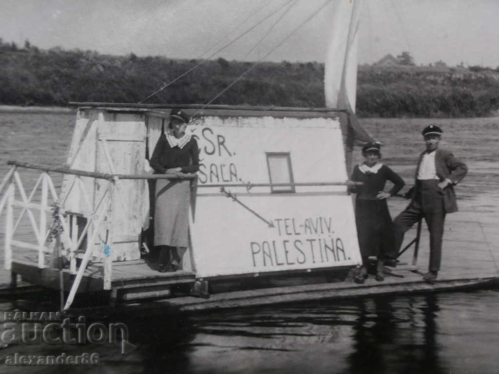 Jews on a raft on their way to Palestine old photo - 6