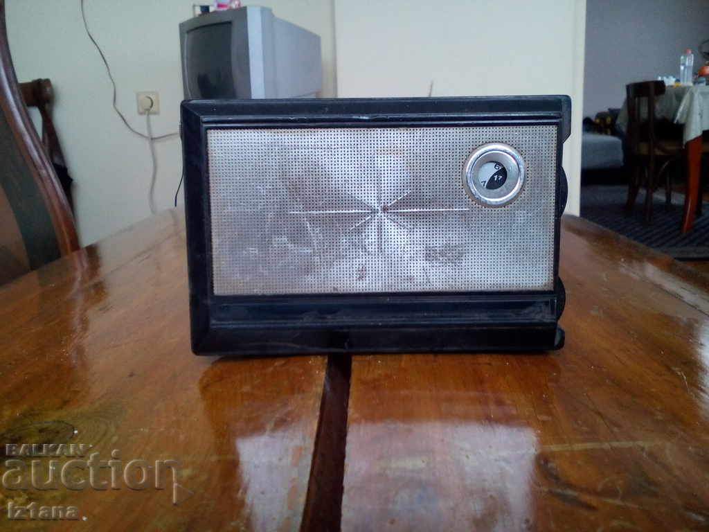 Παλιό ραδιόφωνο, ραδιόφωνο SR-F406L Standart Radio Corp.