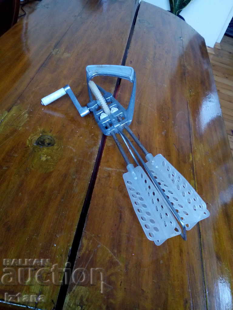 An old hand mixer with price 14.00 BGN | € 7.16 An old hand mixer with price 14.00 BGN | € 7.16