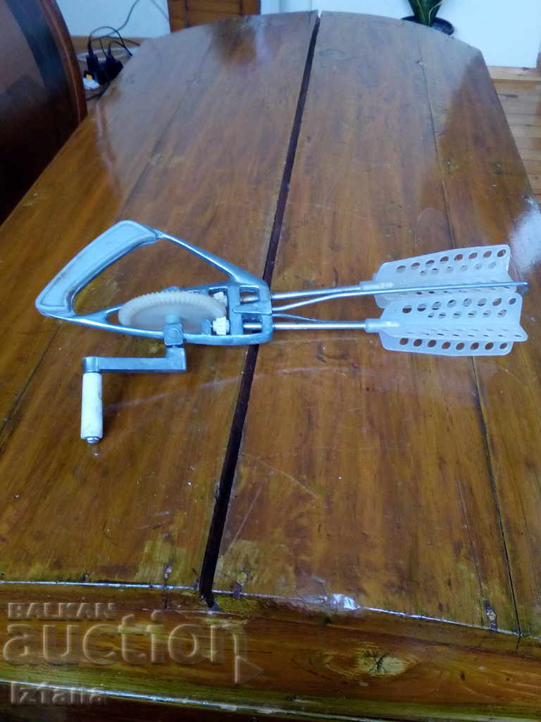 Auction An old hand mixer Auction An old hand mixer