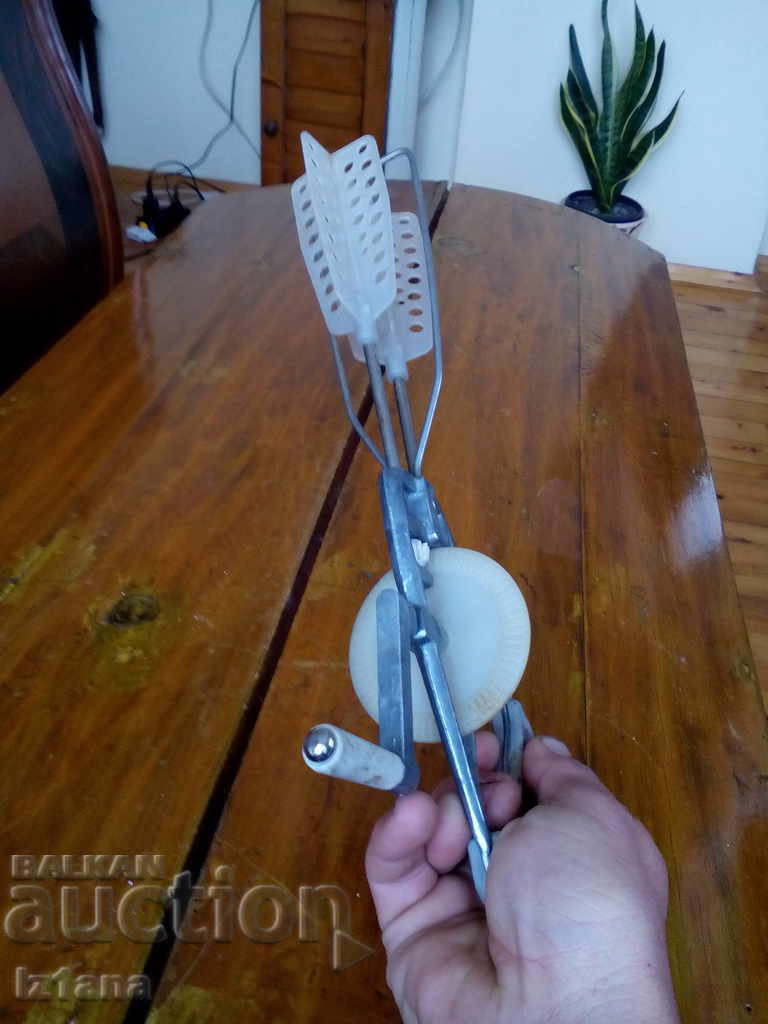 An old hand mixer - 6 An old hand mixer - 6