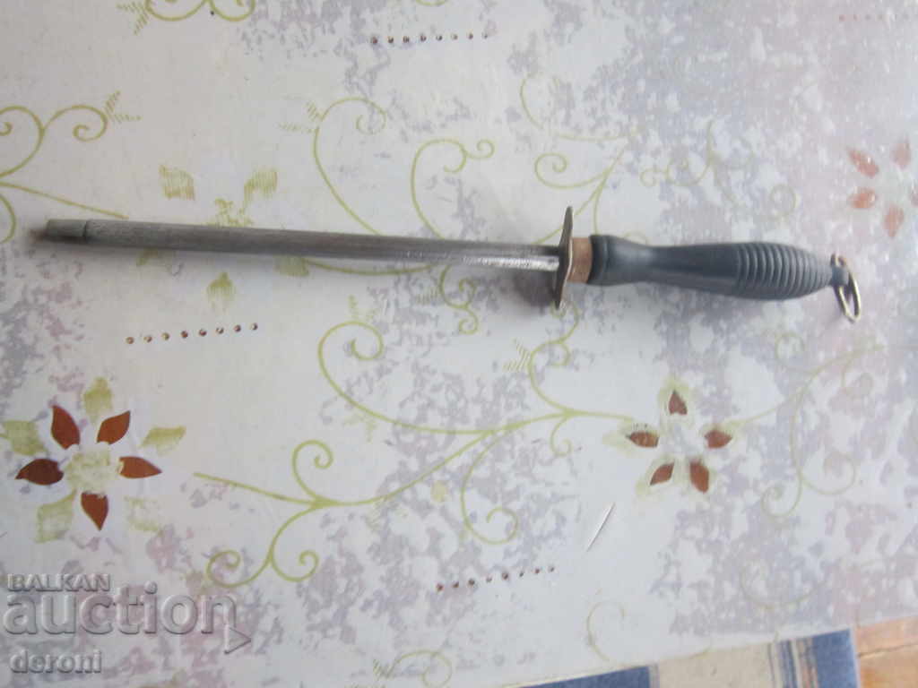 Ένας παλιός μηχανισμός κοπής με κηρήθρα με τιμή 10.00 BGN | € 5.11 Ένας παλιός μηχανισμός κοπής με κηρήθρα με τιμή 10.00 BGN | € 5.11